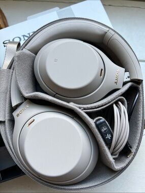 Sony WH-1000XM4 Over-Ear Wireless Headphones Light Gray open box like new